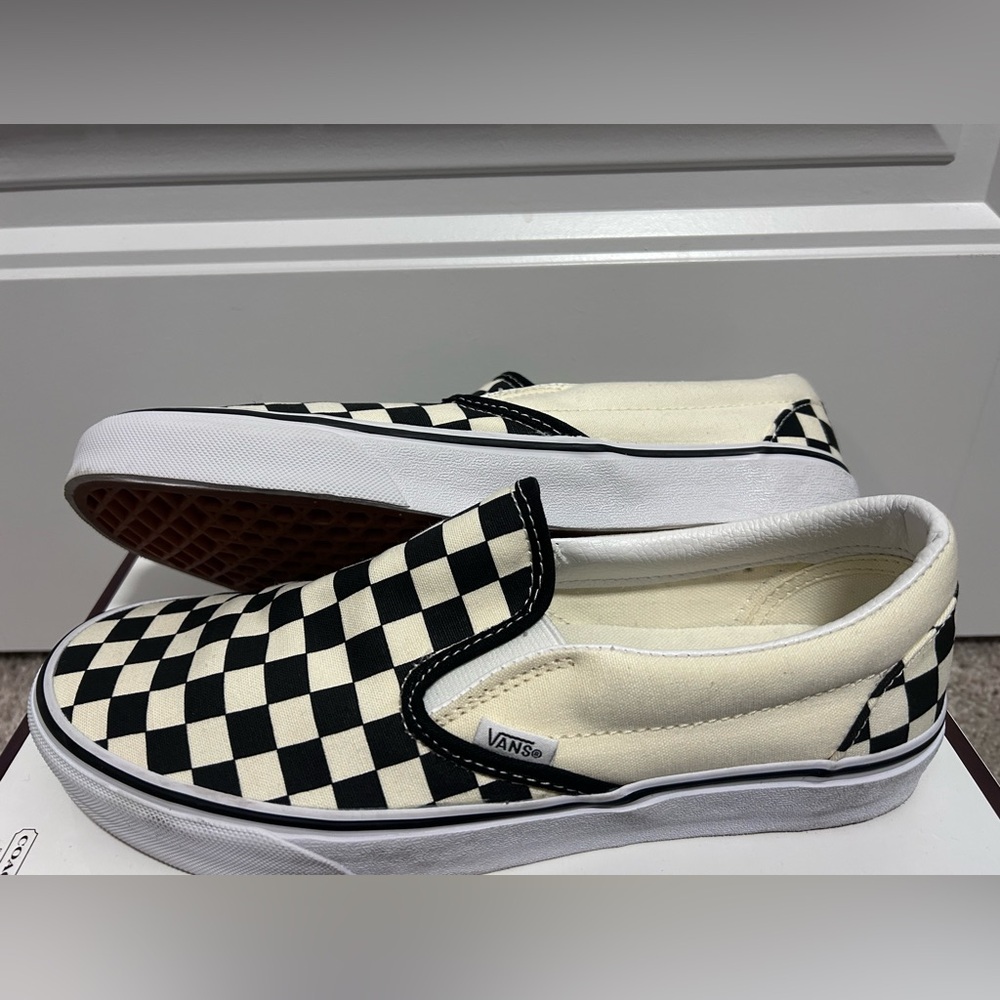 New black and white checkered Vans. size 9.5